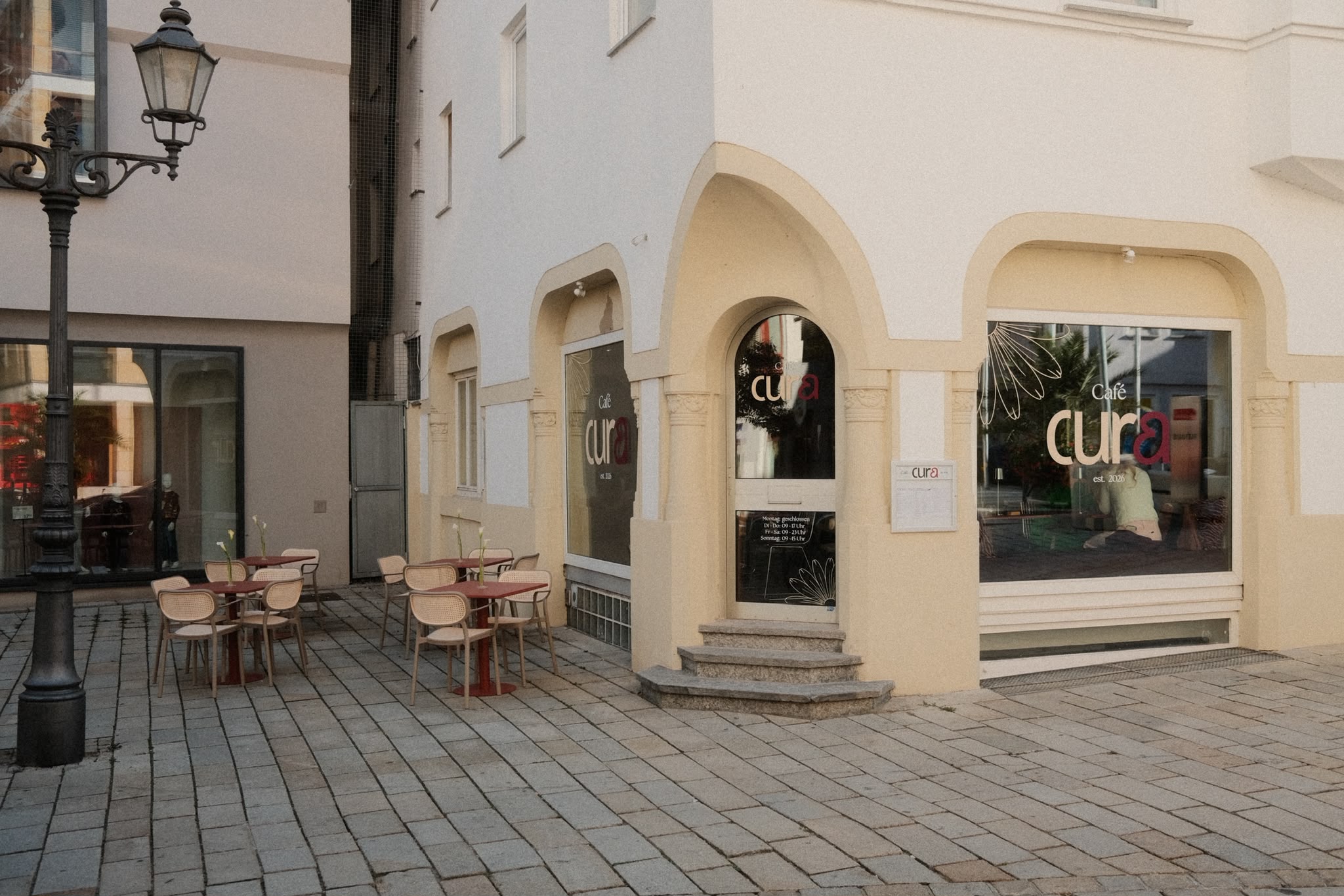 Außentische vor dem Eingang des Café Cura in Sigmaringen